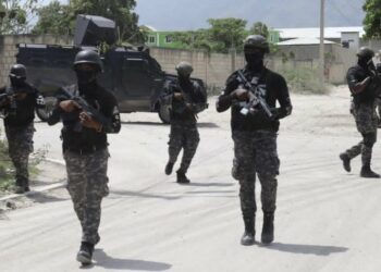 Haití: presuntos pandilleros emboscan a policías y matan a un agente