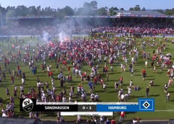 Los aficionados del Hamburgo invadieron la cancha para celebrar el ascenso de su equipo… que no ascendió