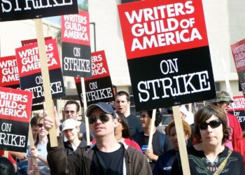 Estudios de televisión en Hollywood suspenden contratos debido a la huelga de guionistas