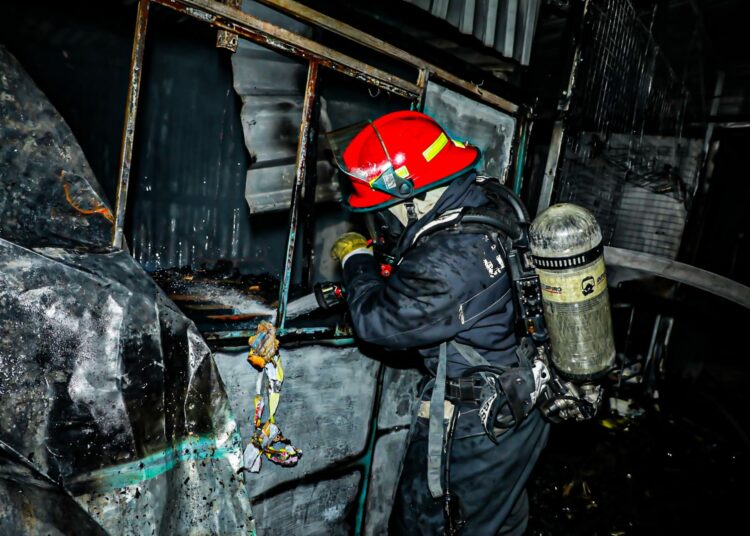 Bomberos sofocan incendio en 11 puestos de venta del centro de San Salvador