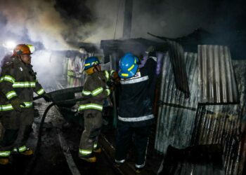 Sofocan incendio en cinco locales de comida en Apopa