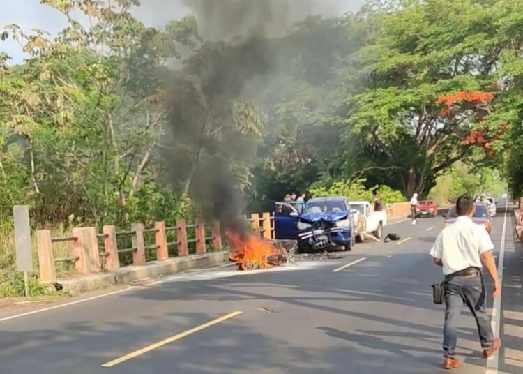 Motocicleta se incendia en triple accidente de tránsito