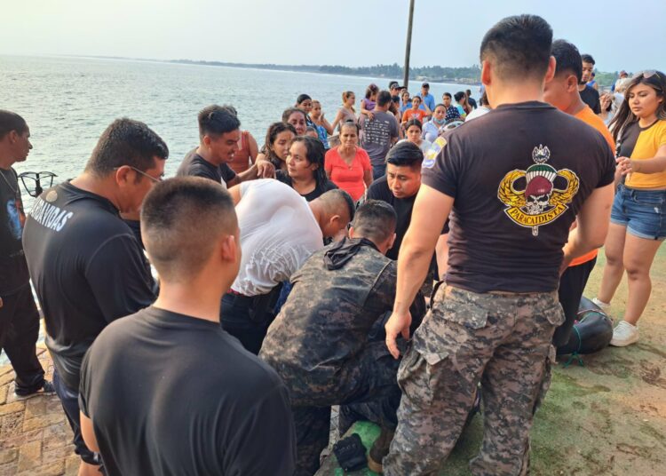 Infantes de Marina rescatan de morir ahogadas a una madre y sus dos hijas en el Puerto de Acajutla