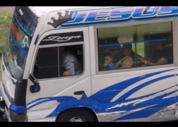 Captan a un microbús de la ruta 45AB circulando en sentido contrario en el redondel de Apopa