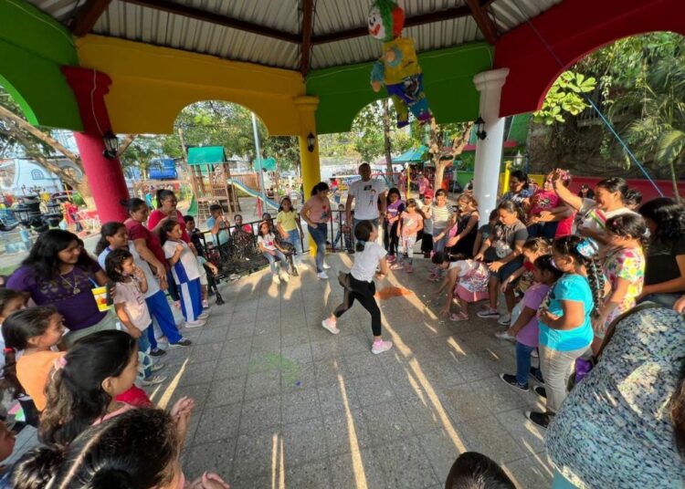 Entregan obra de remodelación de parque infantil en San Vicente