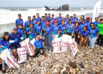 Grupo de voluntarios limpia playa El Tunco donde habrá competencias dentro de los Juegos Centroamericanos
