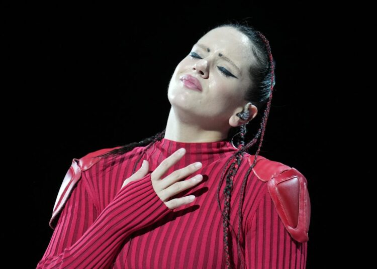 Rosalía explota contra rapero que compartió falsas fotografías de ella en topless