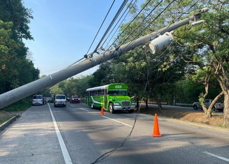 Grúa choca contra poste de tendido eléctrico