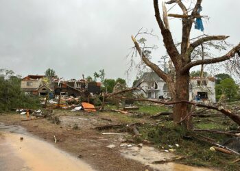 Tornado causa daños en docenas de casas en Virginia Beach