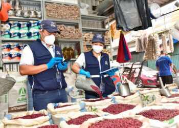 Defensoría del Consumidor verifica precios en calle Gerardo Barrios