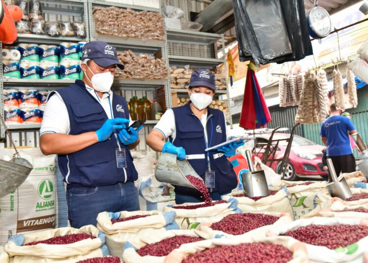 Defensoría del Consumidor verifica precios en calle Gerardo Barrios