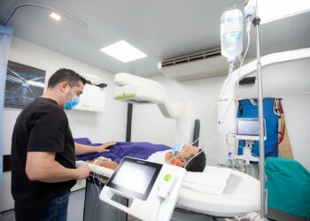 ISSS invierte 1.6 millones en nuevo equipo para tratar cálculos renales sin recurrir a cirugía