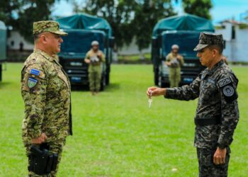 Ministro de Defensa entrega nueva flota de vehículos a la FAES
