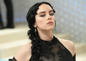 Billie Eilish contó cómo sufrió por los comentarios sobre su cuerpo