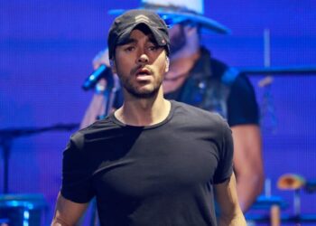 Enrique Iglesias continúa delicado de salud, vuelve a cancelar un concierto