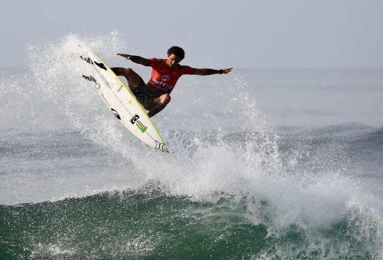 Bryan Pérez dio pelea en el Surf City El Salvador Pro