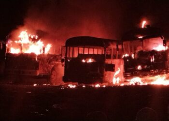 PNC reportó el incendio de tres buses en un predio ubicado en El Congo