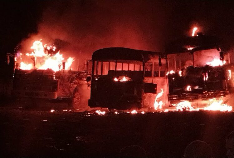 PNC reportó el incendio de tres buses en un predio ubicado en El Congo