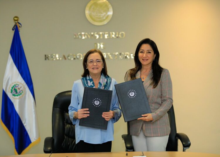 Facilitan acceso a créditos del FSV a salvadoreños retornados que planean comprar casa