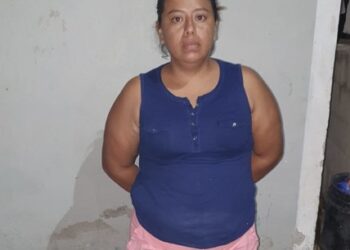 PNC captura a mujer que en video aparece recogiendo «wilas» lanzadas por pandilleros desde el penal de Mariona