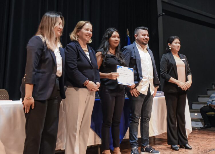 Graduaron más de 160 jóvenes en talleres de psicología de San Salvador y Santa Ana
