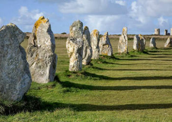 Demuelen un grupo de megalitos en Francia para construir un almacén