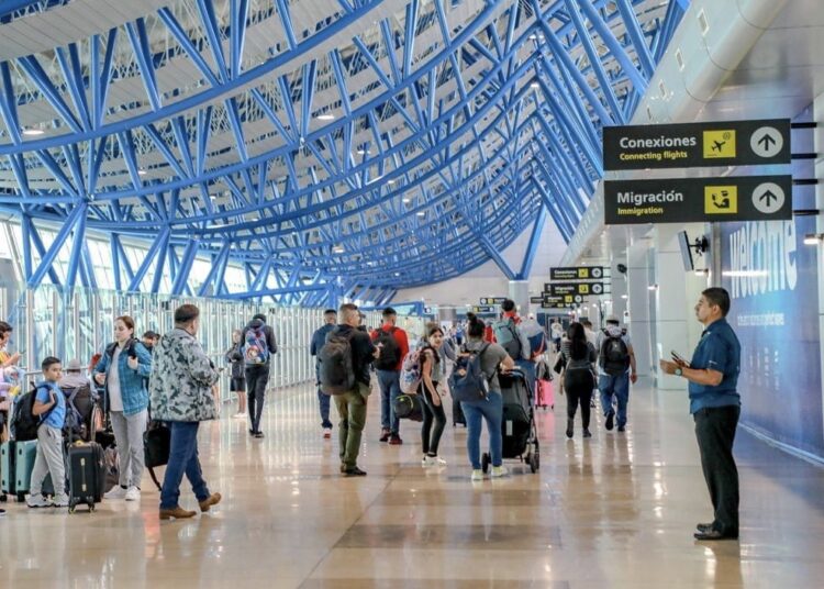 Un promedio de 8 mil viajeros llegan cada día al aeropuerto San Óscar Arnulfo Romero