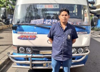 Capturan a conductor de microbús que se pasó el alto y provocó accidente