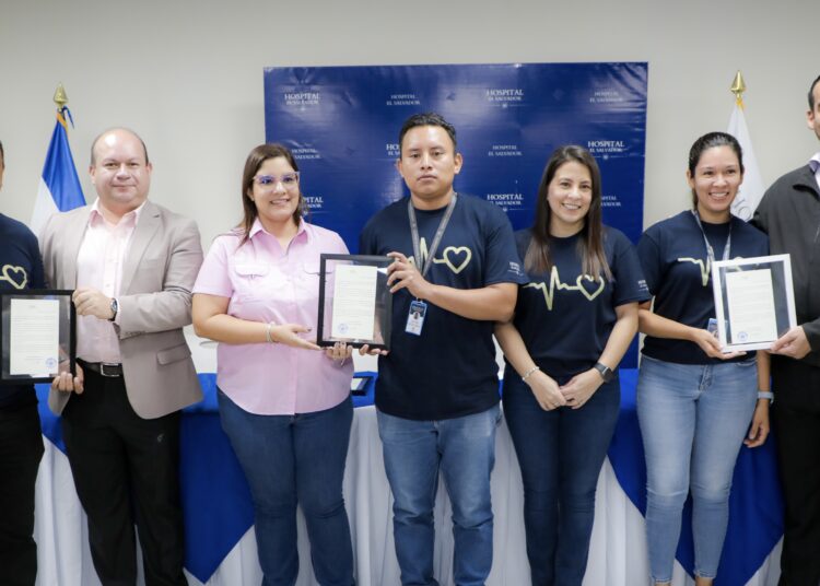 Conmemoran el tercer aniversario del Hospital El Salvador