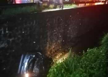 Conductora de vehículo pierde control por lo liso del pavimento y cae a un barranco