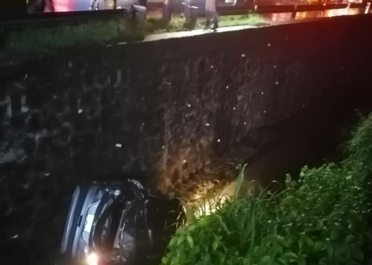 Conductora de vehículo pierde control por lo liso del pavimento y cae a un barranco