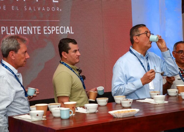 Exponen logros de la caficultura a participantes del Congreso de Cónsules Honorarios