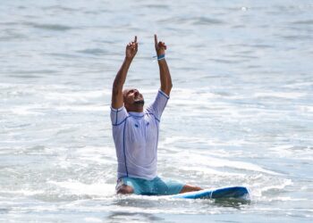 El surfista Amado de Jesús Alvarado da la segunda medalla de oro para El Salvador
