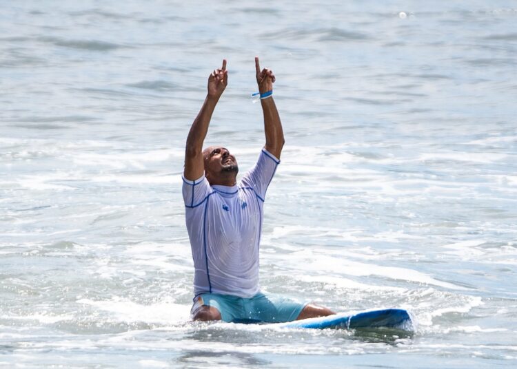 El surfista Amado de Jesús Alvarado da la segunda medalla de oro para El Salvador