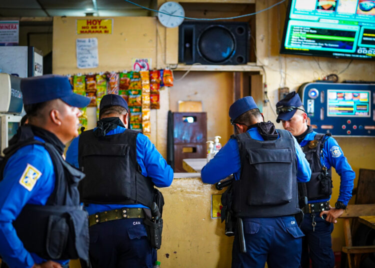 Alcaldía de San Salvador liberó aceras y verificó legalidad de negocios en el Centro Histórico