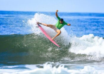 El Salvadoreño Bryan Pérez obtiene la medalla de bronce en surf