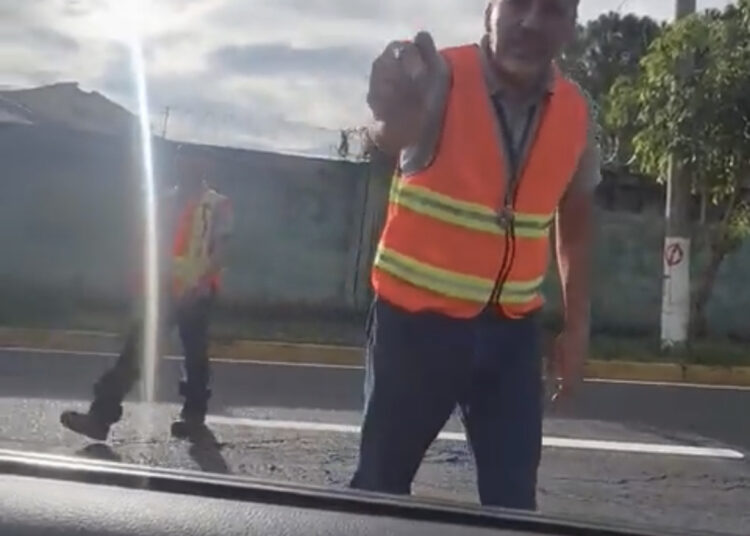 Vigilante del Liceo Francés insulta a conductor e insiste en agredirlo físicamente 
