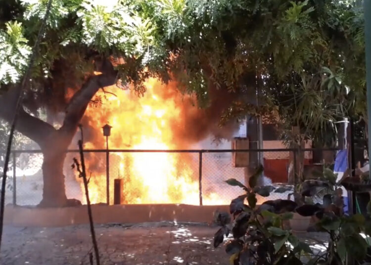 Reportan incendio contiguo al restaurante Café Don Pedro