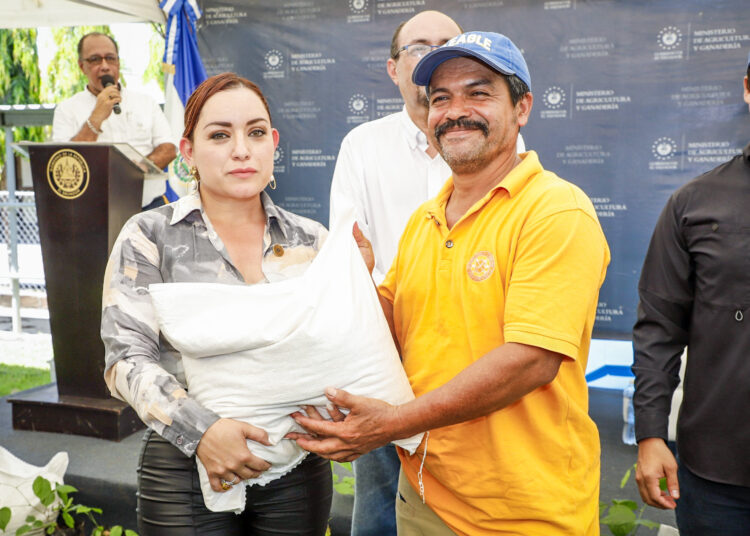 Ganaderos reciben insumos para contrarrestar efectos del fenómeno del Niño