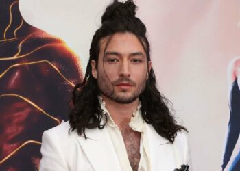 Ezra Miller reaparece en público por primera vez en un año e inicia su proceso de redención