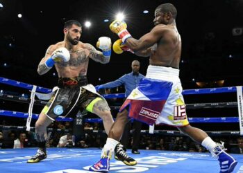 (VIDEOS) Pelea de exhibición de Floyd Mayweather termina en trifulca en el ‘ring’ y en las gradas
