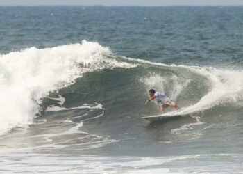 Salvadoreños continúan en competencia en el Surf City El Salvador ISA World Surfing Games 2023