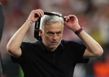 José Mourinho regaló la medalla de plata a un aficionado de la Roma: “No la quiero, yo solo me quedo con las de oro”