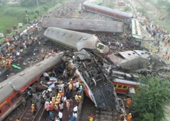 Un fallo humano podría ser la causa del choque de trenes que dejó casi 300 muertos en el choque de trenes en la India