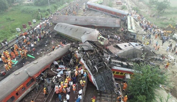 Un fallo humano podría ser la causa del choque de trenes que dejó casi 300 muertos en el choque de trenes en la India