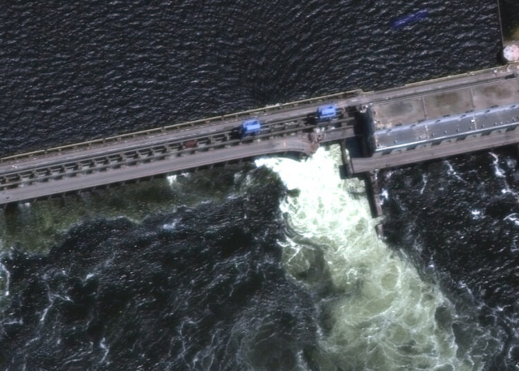 Ucrania acusa a Rusia por la destrucción de una represa en la región de Jersón