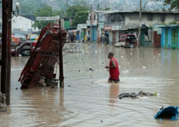 (VIDEOS) Sube a 42 la cifra de fallecidos por inundaciones en Haití