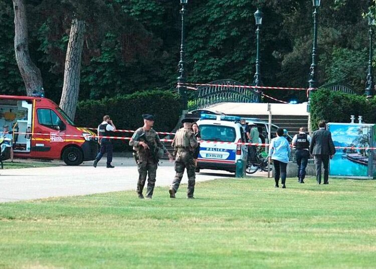 Un hombre con cuchillo ataca a varios niños en un parque infantil en Francia
