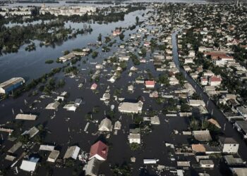 Confirmaron las primeras muertes por las inundaciones tras la destrucción de la represa de Kajovka, Ucrania