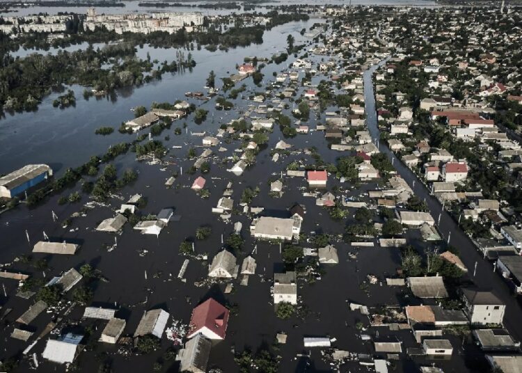 Confirmaron las primeras muertes por las inundaciones tras la destrucción de la represa de Kajovka, Ucrania